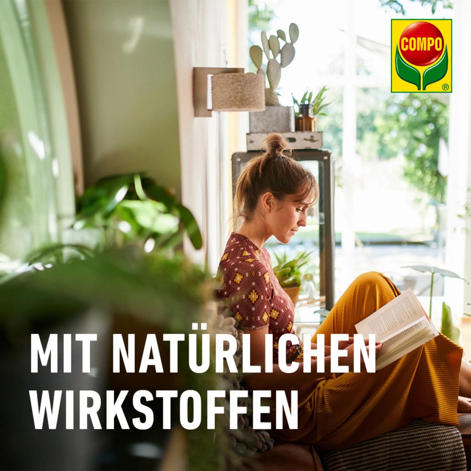 Frau liest entspannt, COMPO Schädlingsfrei plus AF im Hintergrund. Mittel gegen Blattläuse für gesunde Pflanzen.