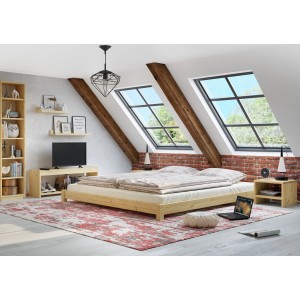 Erst-Holz Bodenbett Doppelbett 180x200 Kiefer mit Rollrost in einem Dachgeschosszimmer.