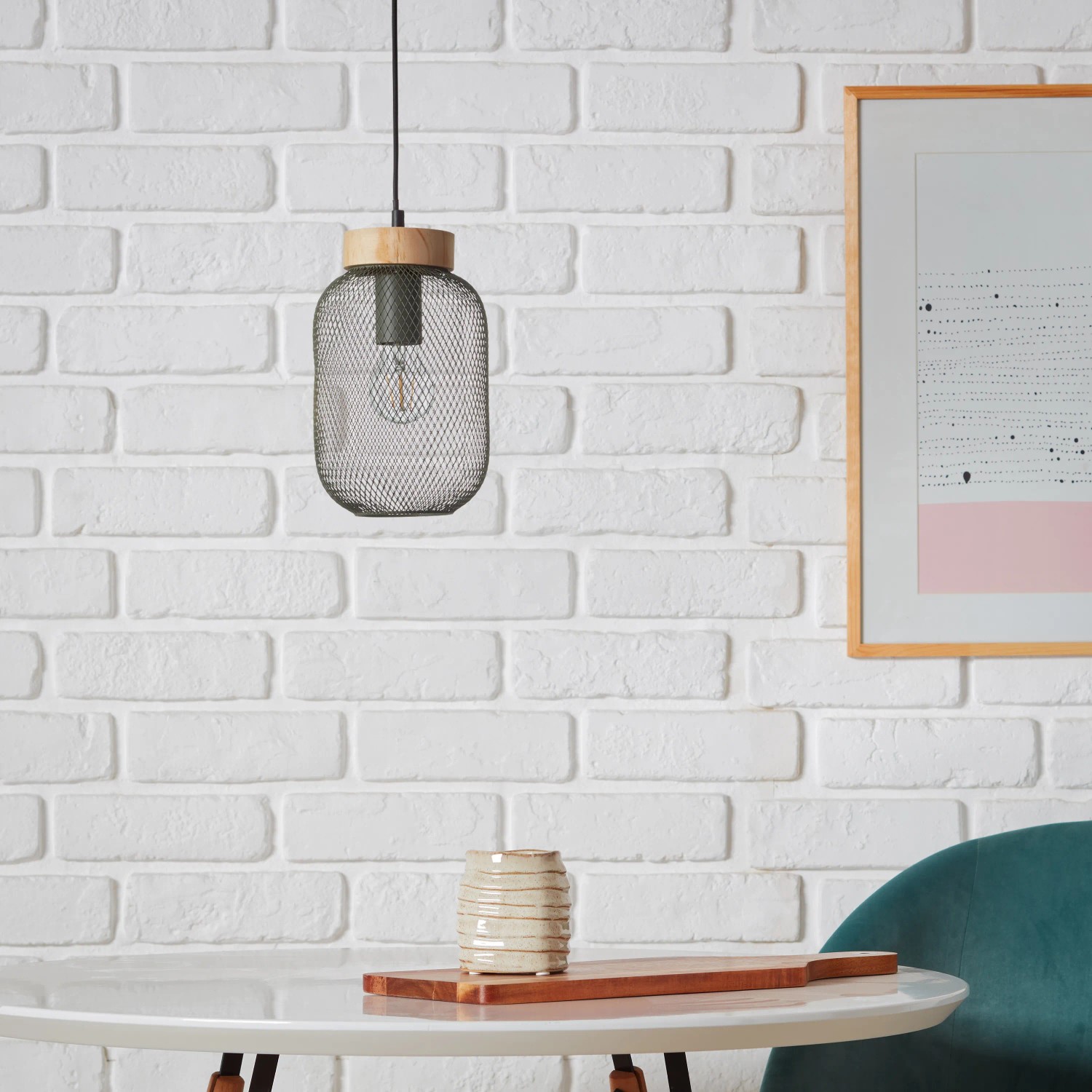 Olivgrüne Pendelleuchte Giada, Ø 16 cm, mit Holzdetail. Moderne Hängelampe für Wohn- und Esszimmer.