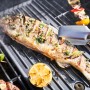 Gegrillter Fisch und Gemüse auf Char-Broil Gas2Coal Hybridgrill mit Grillzange.