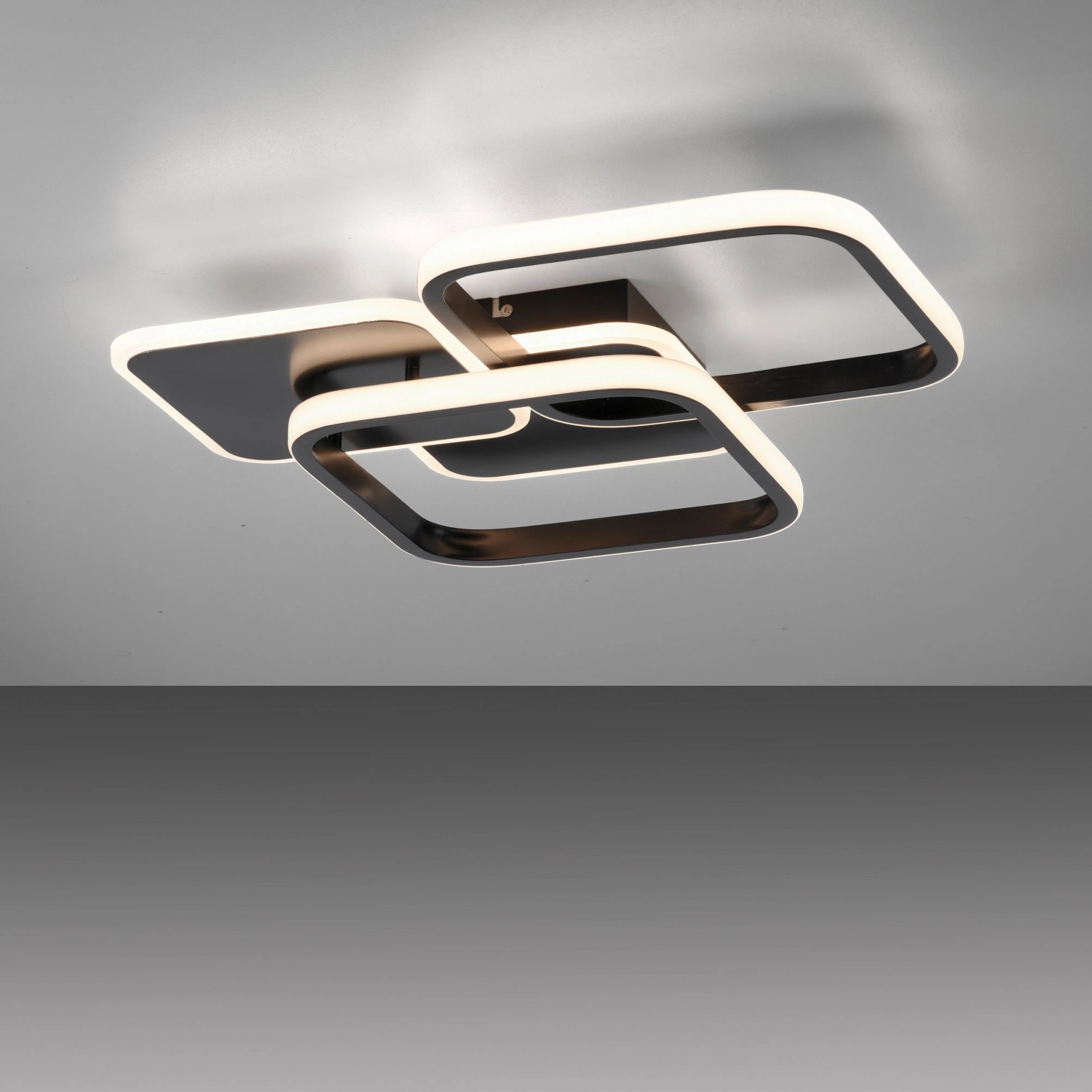 Moderne, schwarze LED-Deckenleuchte Sevent von Just Light mit quadratischen Elementen.