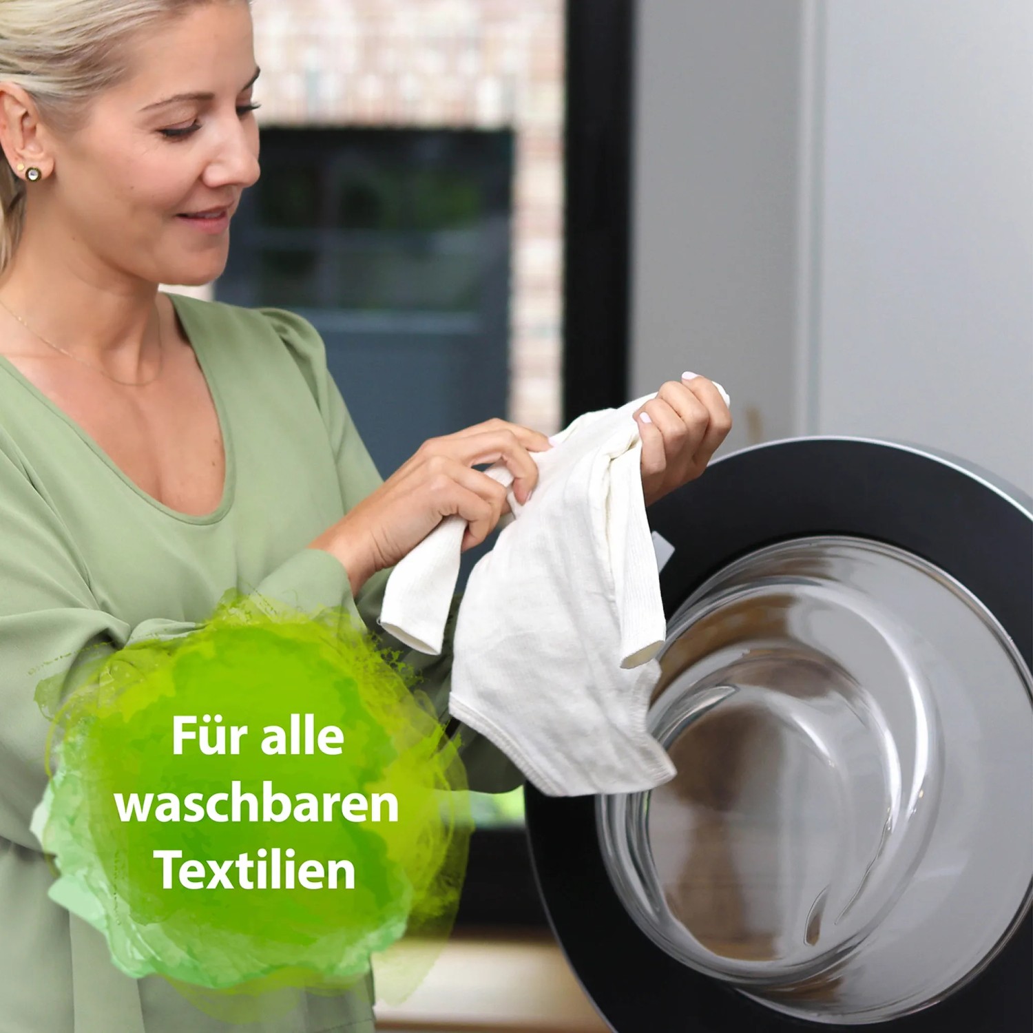 Frau legt Wäsche in Waschmaschine. Bactador Wäschespülung für geruchsfreie, saubere Textilien.