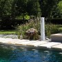 Garantia Granit Wasserzapfsäule Lightgranite mit Chromhahn im Garten.