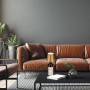 Brilo Akku-Flaschenlicht Flaska Gold-Matt als Tischleuchte auf Weinflasche im Wohnzimmer.