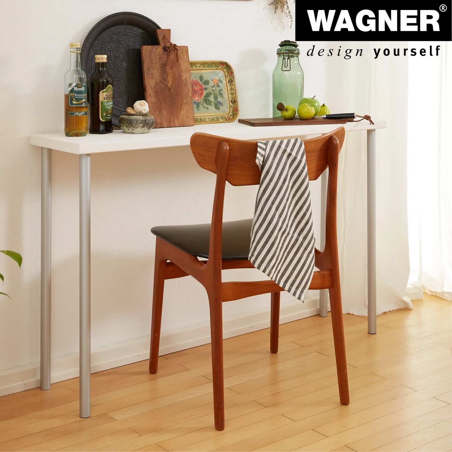 Wagner Möbelbein Telescope, höhenverstellbar, Alu, an einem Tisch montiert.