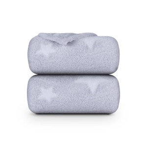 Zusammengelegte, hellgraue Kuscheldecke mit Sternenmuster, die im Dunkeln leuchtet.