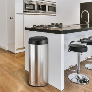 Runder, silberner Juskys Mülleimer mit Sensor, 50L, in moderner Küche.