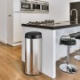Runder, silberner Juskys Mülleimer mit Sensor, 50L, in moderner Küche.