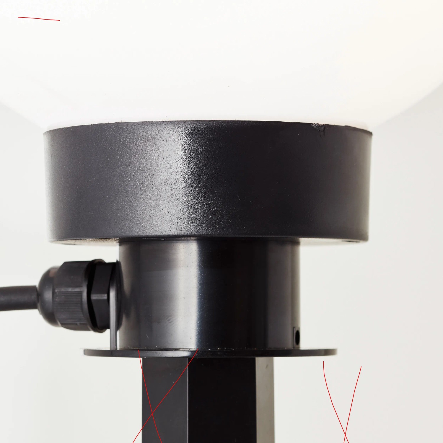 Detailaufnahme der weißen LED-Außenspießleuchte Thore (8W) von Brilliant, ideal für Garten und Terrasse.