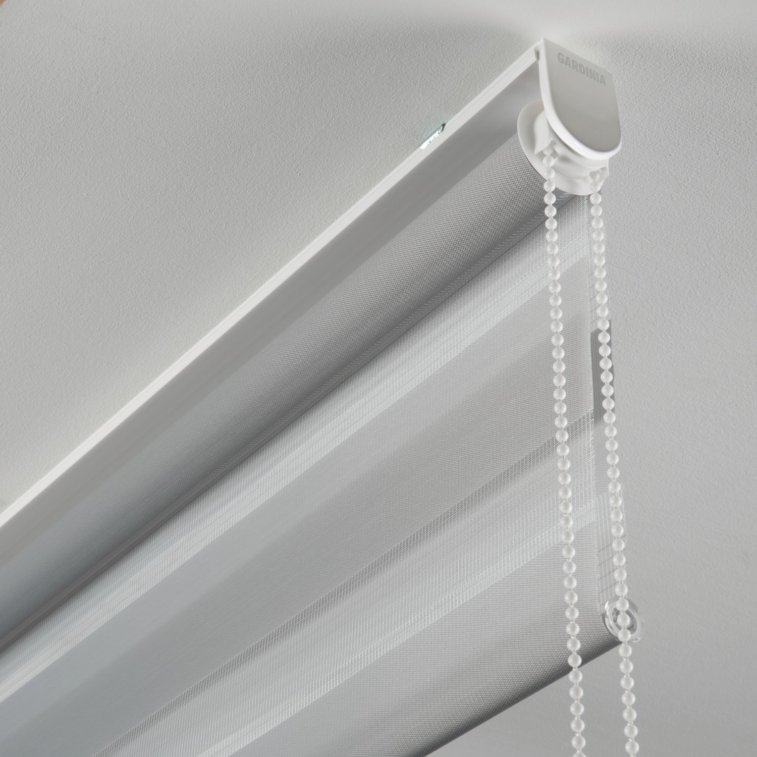 Gardinia Doppelrollo EasyFix, 90x150 cm, Grau: Detailansicht des Rollos mit Kettenzug.