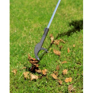Gardena Greifer zum Aufsammeln von Laub und Gartenabfällen auf Rasen.