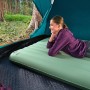 Bestway Doppel-Isomatte AdventuRest im Zelt mit liegender Person. Luftmatratze für Camping.