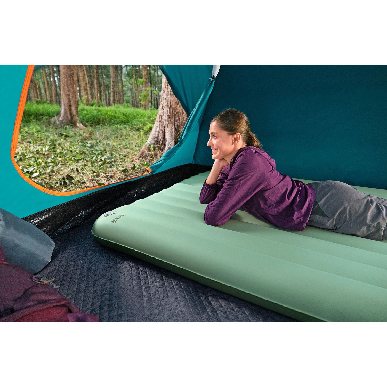 Bestway Doppel-Isomatte AdventuRest im Zelt mit liegender Person. Luftmatratze für Camping.