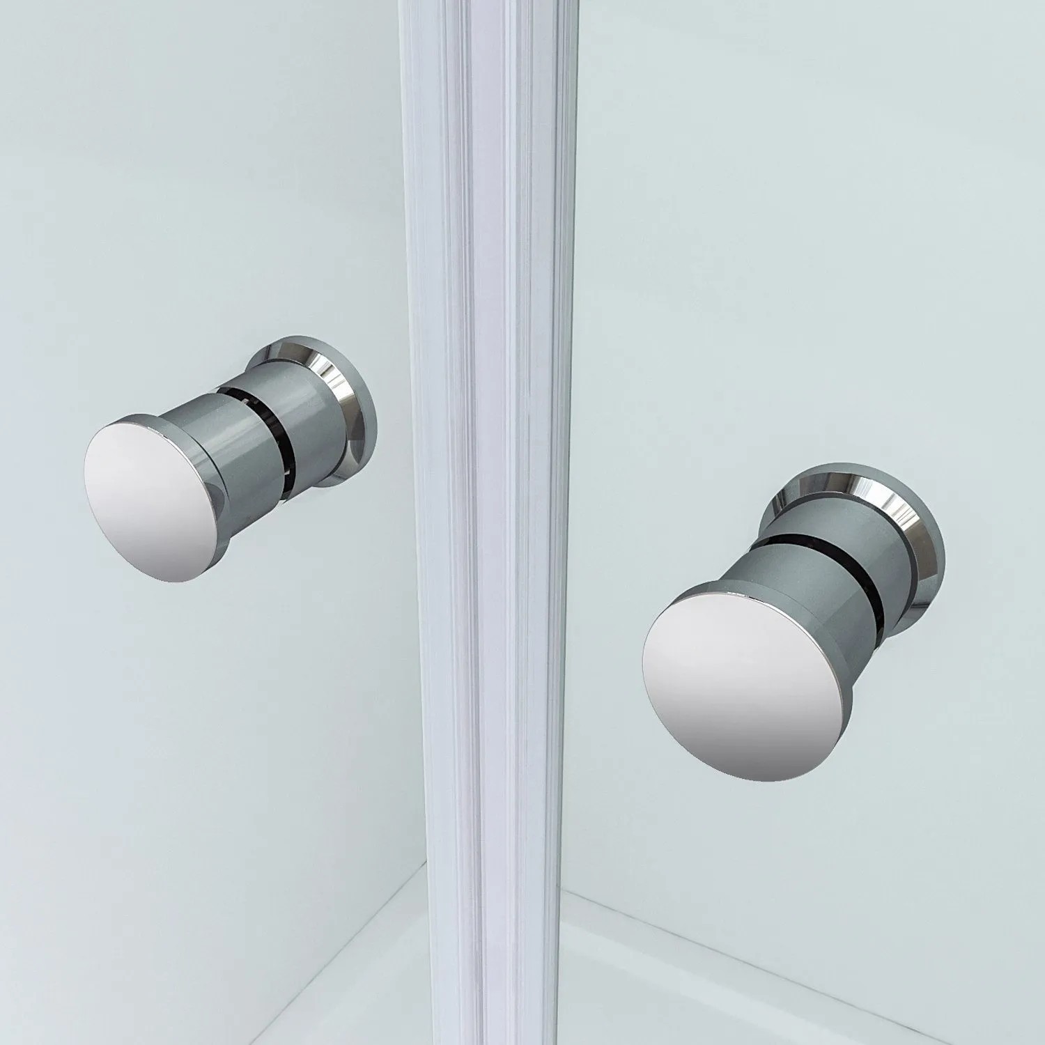 Zwei glänzende Chromgriffe an einer Aquabatos Duschkabinen-Glastür aus 6 mm ESG Sicherheitsglas.