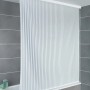 Wenko Duschrollo 128x240 cm, weiß gestreift, an Badewanne montiert.