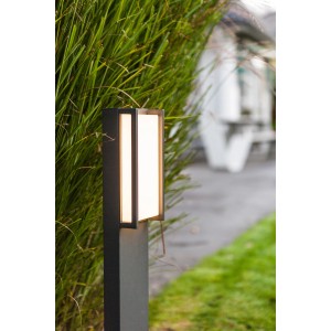 Moderne Lutec LED Wegeleuchte Qubo in Anthrazit für Garten und Einfahrt.