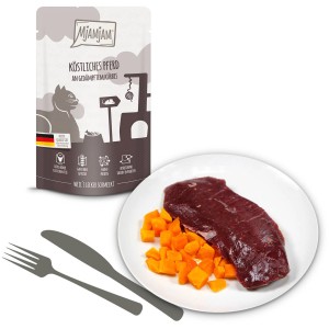 Mjamjam Katzen-Nassfutter Quetschie Pferd mit Kürbis, servierfertig auf Teller mit Besteck.