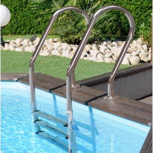Edelstahlleiter für Gre Echtholzpool, Detailaufnahme im Garten.