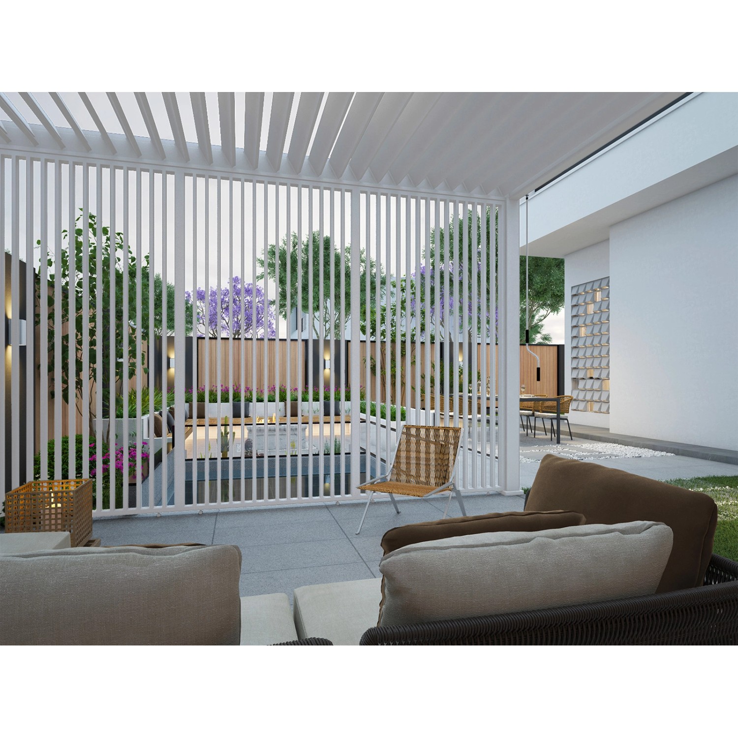 Weiße Weide Lamellenwand aus Aluminium für Pergola, vertikale Ansicht. Sonnenschutz im Garten.