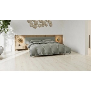 Heller Klebe-Vinylboden Raffaello Oak in Lang- und Breitdielenoptik im Schlafzimmer. Natürliche Eichenmaserung.