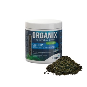 Oase Organix Cichlid Granulate Herbivore Fischfutter, 500ml Dose mit Futterhaufen.
