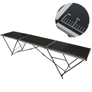 Klappbarer Tapeziertisch/Flohmarkttisch von TRUTZHOLM, 300x60 cm, mit Messskala und Alu-Rahmen.
