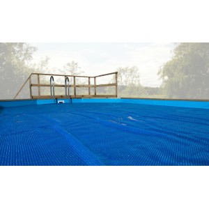 Blau Weka Wärmeabdeckplane 400x540 cm auf Pool, mit Leiter.