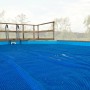 Blau Weka Wärmeabdeckplane 400x540 cm auf Pool, mit Leiter.