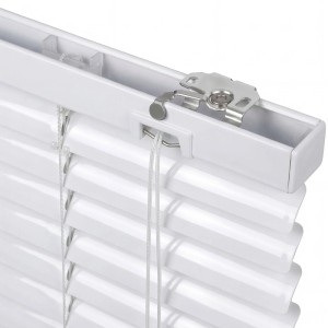 Detailaufnahme einer weißen Sekey Aluminium Jalousie (90x130 cm) mit Klemmträger.