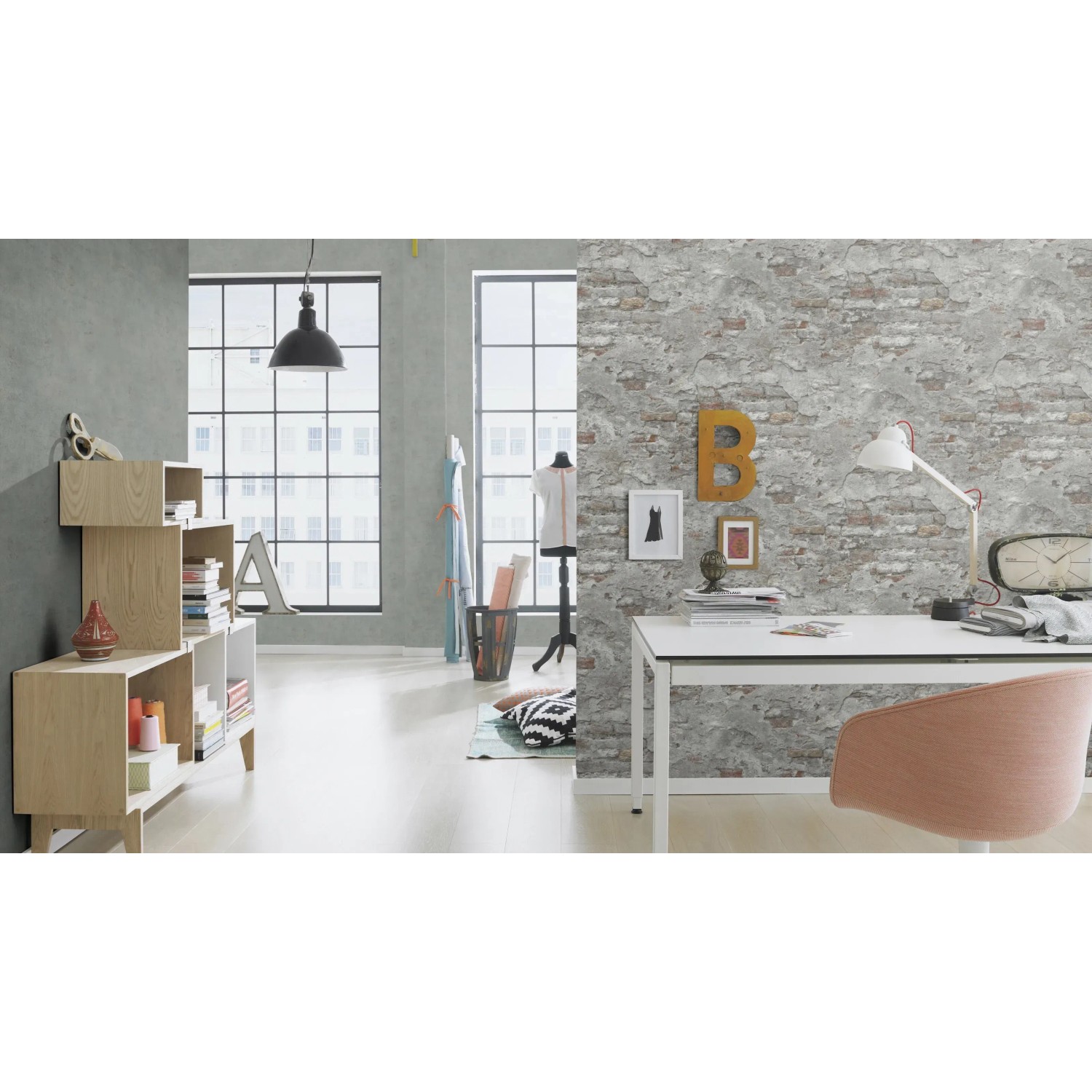 Wohnraum mit grauer Beton-Vliestapete Factory IV von Rasch, 10,05x0,53m.