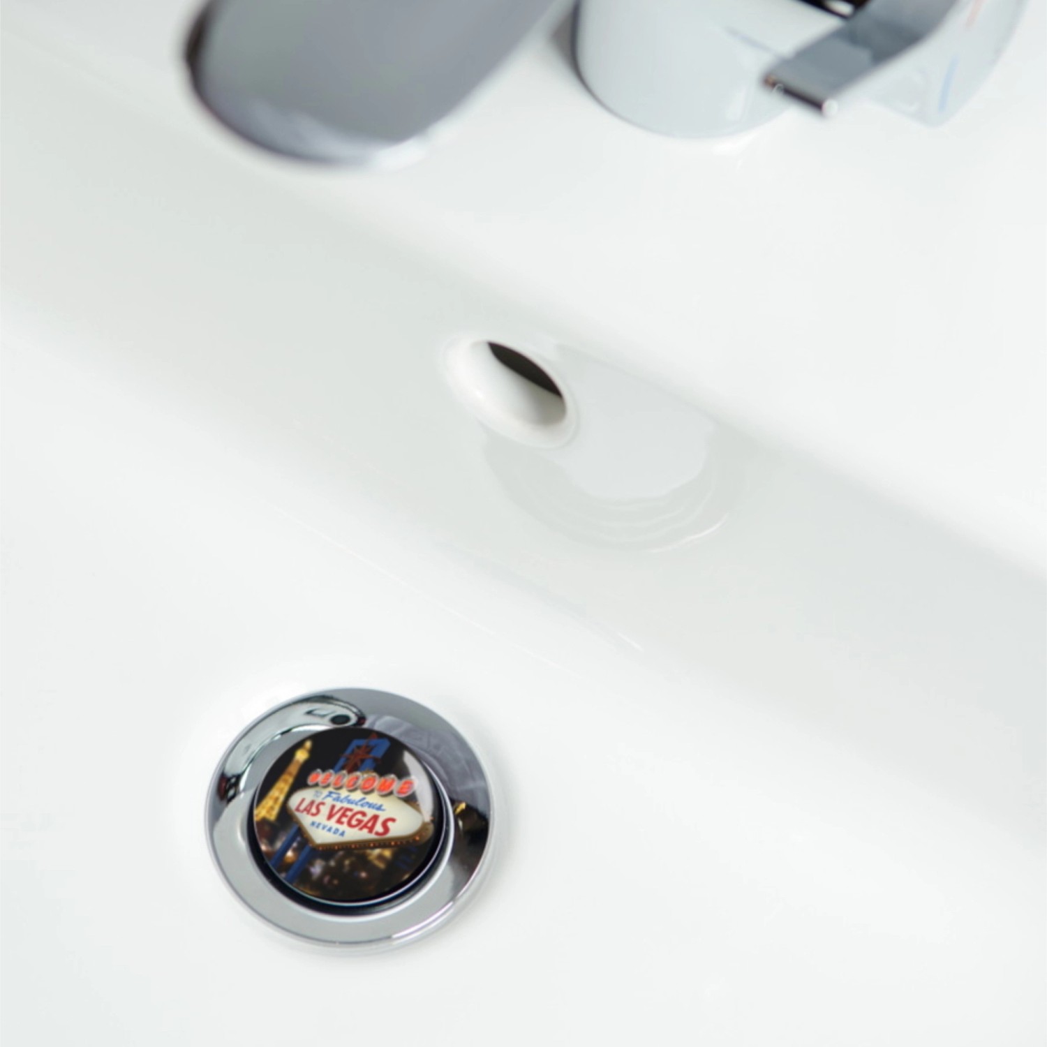 Sanilo Waschbeckenstöpsel Las Vegas im Waschbecken, verchromter Messingkopf mit Las Vegas Motiv.