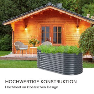 Anthrazitfarbenes Blumfeldt High Grow Hochbeet aus Stahl-Wellblech im Garten.