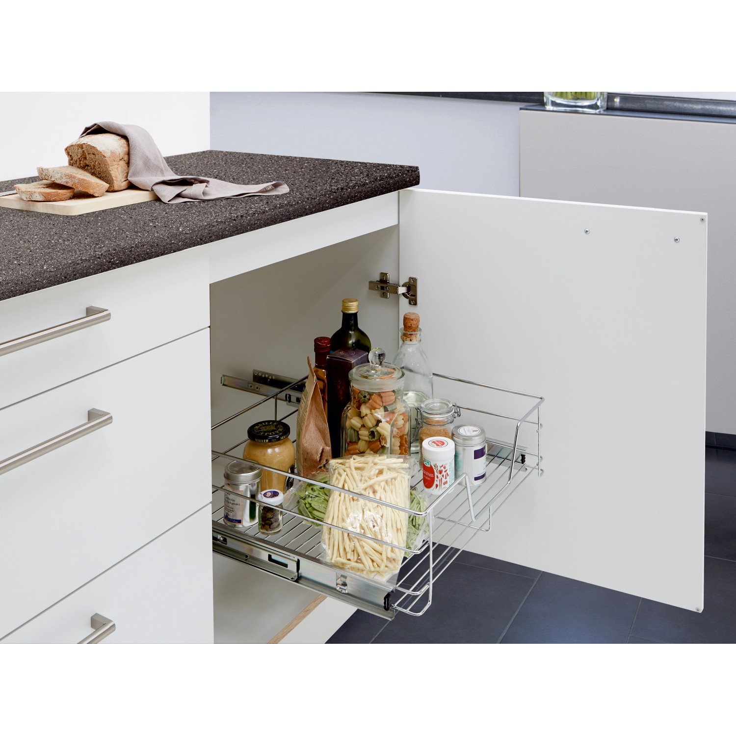 OBI Teleskopschublade 60 cm im Küchenschrank, gefüllt mit Lebensmitteln. Praktisches Ordnungssystem.