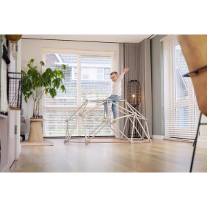 Exit Kletterkuppel Metal Climbing Dome (Ø 190 cm) im Wohnraum mit Kind beim Klettern.