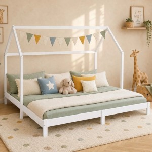 Weißes ausziehbares Hausbett 90x200 aus Holz im Kinderzimmer, dekoriert mit Kissen und Wimpelkette.