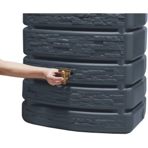 4rain Wandtank Slim Stone Decor 500 l Graphite Grey mit Auslaufhahn in Nutzung.