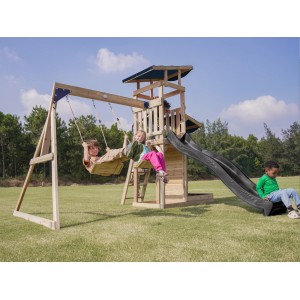 Axi Spielturm Malik mit Doppelschaukel, Rutsche und Sandkasten aus FSC®-Holz im Garten.