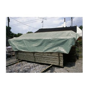 Grüne LUX Abdeckplane 3x5m schützt Holzstapel vor Witterung.