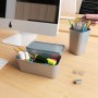 Graue Aufbewahrungsbox Divider Low mit Deckel als Ordnungssystem auf einem Schreibtisch.