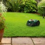 Bosch Mähroboter VISIMOW 18V-100 auf Rasenfläche im Garten.