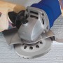 LUX Diamant-Schleiftopf 125 mm im Einsatz mit Winkelschleifer zum Bearbeiten von Putz.