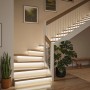 Paulmann MaxLED Treppenbeleuchtung mit warmweißen LED-Strips unter Holzstufen. Stilvolle, indirekte Beleuchtung für Flur.
