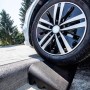 Terrasoft Bordsteinrampe XL im Einsatz: Auto fährt Bordstein hoch. Baugerät für den Kantenschutz.