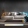 Brilo LED-Band RGBIC CCT 24W, 5m, Weiß, an Sofa angebracht, mit Farbwechsel.