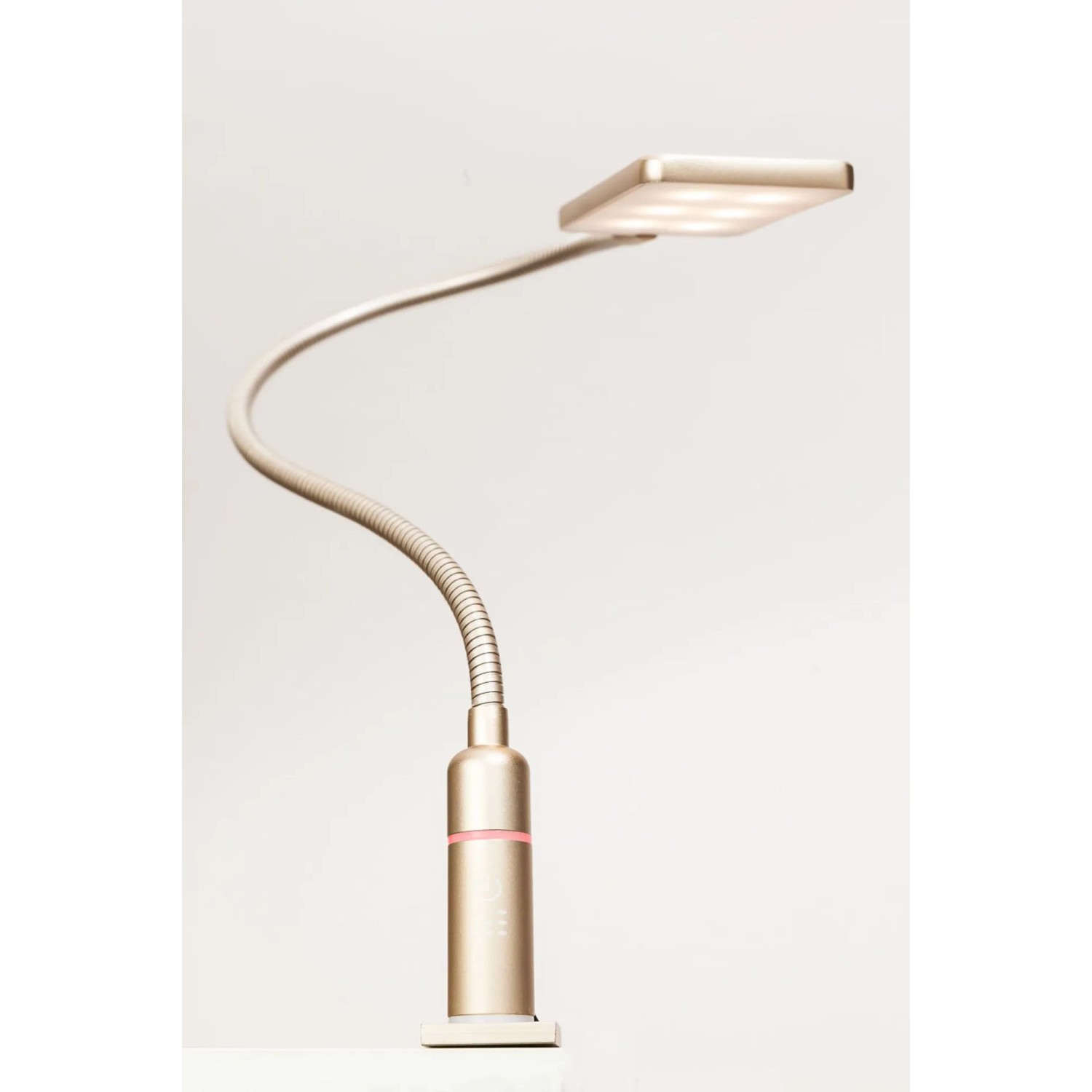 Dimmbare LED Bettleuchte in Messing matt mit flexiblem Schwanenhals. Ideal als Leseleuchte.