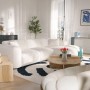 Zwei organische Marsa Beistelltische aus hellem Rattan mit gewellter Struktur im modernen Wohnzimmer.