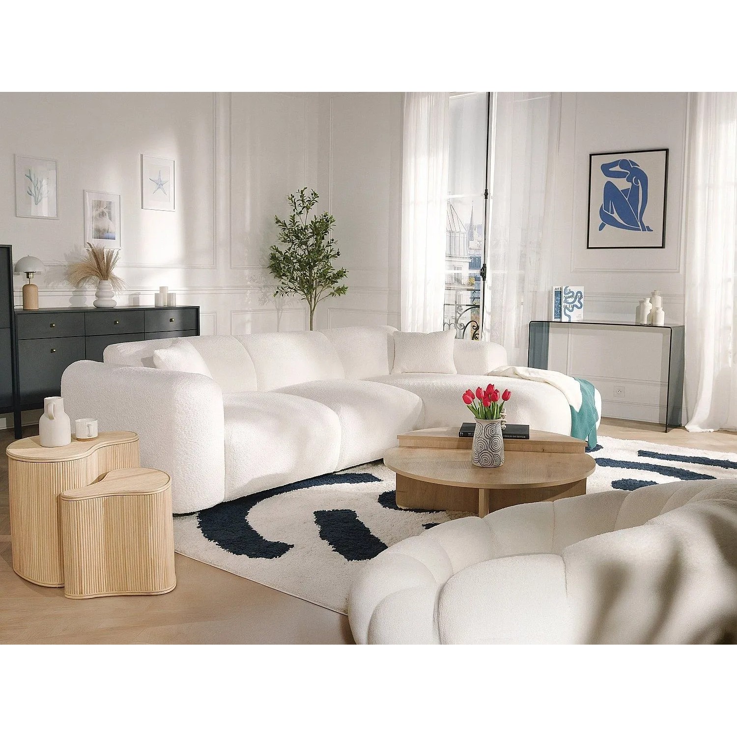 Zwei organische Marsa Beistelltische aus hellem Rattan mit gewellter Struktur im modernen Wohnzimmer.