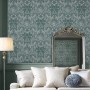 Laura Ashley Vliestapete Apolline Jade Green mit floralem Damastmuster im Wohnraum.