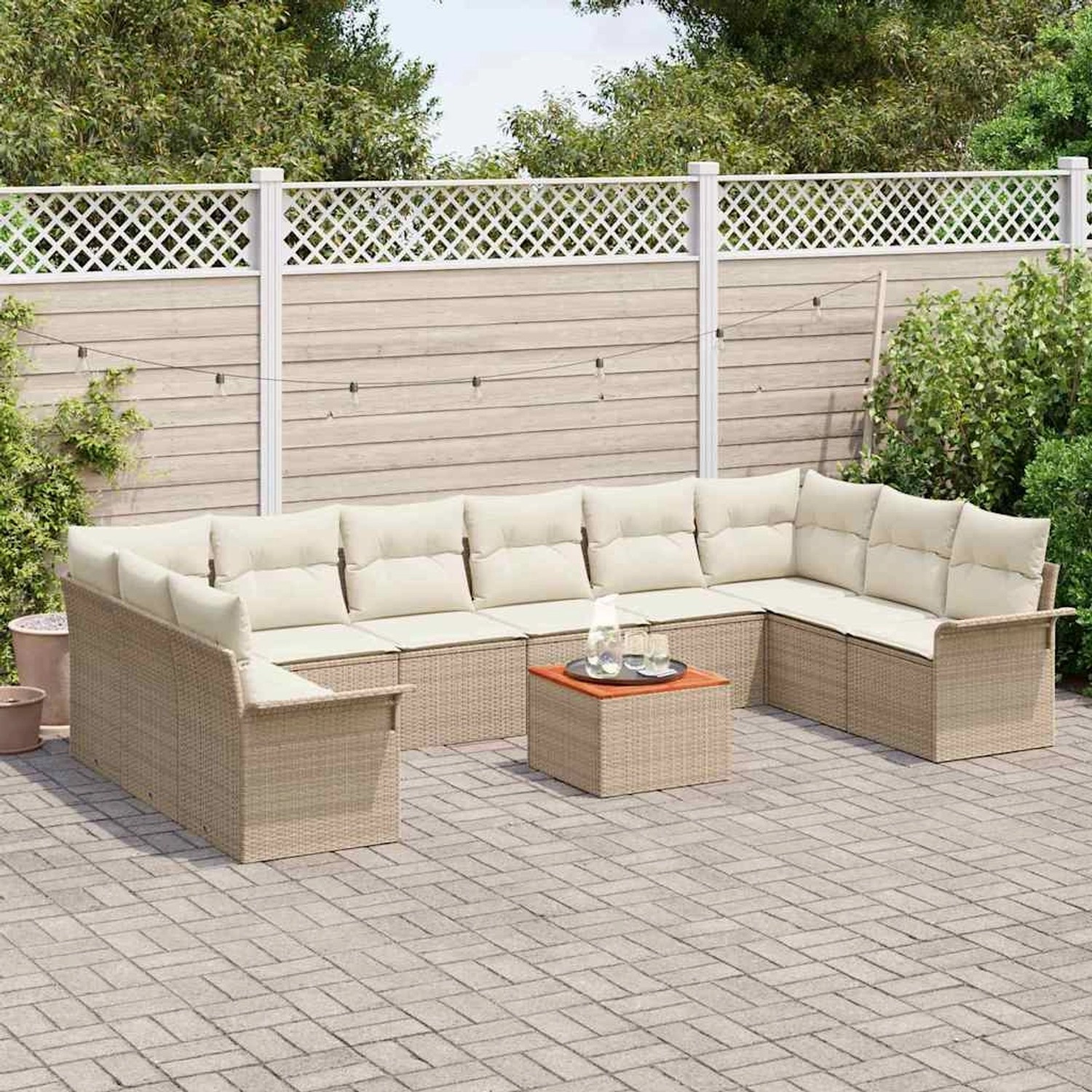 Beiges 11-teiliges Garten-Sofa-Set aus Rattan mit Tisch und Kissen.
