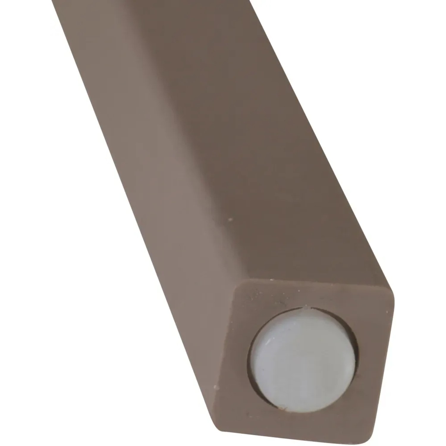 Detailaufnahme: Bein vom Siena Garden Stapelstuhl in Taupe mit Bodenschoner.